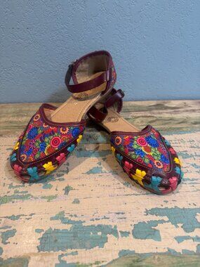 GUC MEXICAN STRAPPY SANDALS SIZE 10/10.5